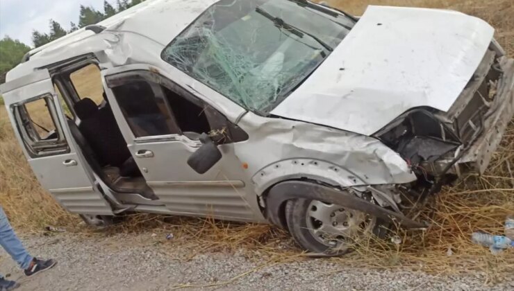 Ehliyetsiz sürücü video çekerken kaza yaptı